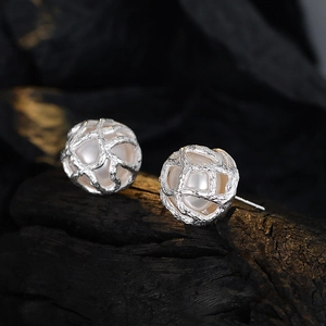 S925 sterling silver freshwater pearl stud earring with elegant hollow metal cage design