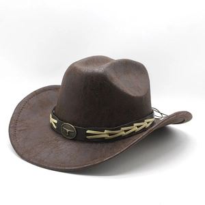 Détail du chapeau de cowboy en daim marron foncé avec texture vintage et emblème de tête de taureau