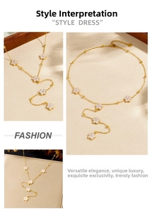 Détail du collier chaîne dorée avec pendentifs de fleurs en nacre blanche élégants