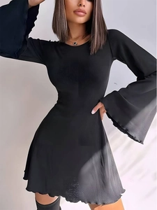 Vestido corto negro ajustado con mangas acampanadas y textura de punto vertical