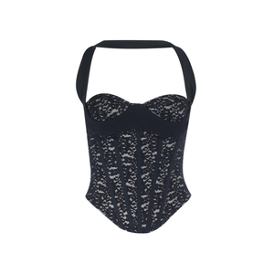 Gros plan sur la dentelle florale noire d'un corset sexy avec détail dos nu licou