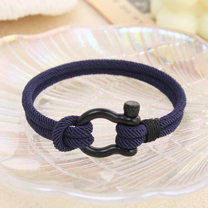Bracelet cordon tressé bleu foncé pour homme avec fermoir manille en acier inoxydable.