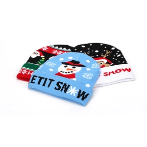 Set di tre berretti natalizi in maglia con motivi di pupazzo di neve, Babbo Natale e renne