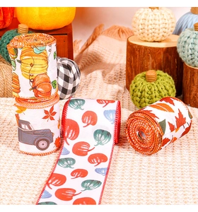 Détail de rubans d'automne avec citrouilles, feuilles d'érable et camions bleus texturés