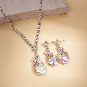 Détails de l'ensemble collier et boucles d'oreilles argent avec cœurs en cristal poli