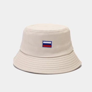 Détail de l'écusson drapeau russe brodé sur un chapeau de soleil en coton beige