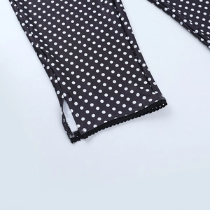 Gros plan détaillé du tissu à pois avec bordure en dentelle noire et couture fine