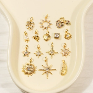 Set mit 14 vergoldeten Mikro-Pave-Zirkonia-Anhängern mit Stern- und Augenmotiven