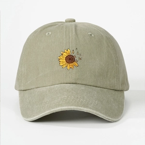 Berretto da baseball in cotone verde oliva lavato con dettaglio girasole giallo ricamato