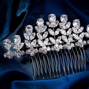 Gros plan d'un peigne à cheveux de mariée avec zircons en marquise et feuilles argentées
