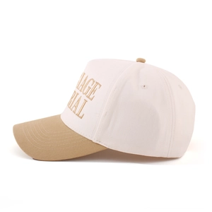 Seitenansicht der zweifarbigen Baseballkappe mit goldener Vintage-Stickerei und Baumwolltextur