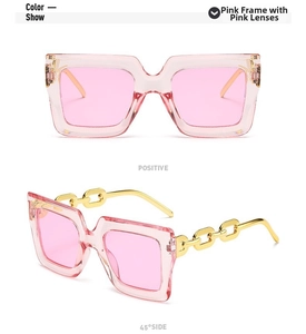 Detalle de gafas de sol cuadradas rosa con patillas de cadena de metal dorado