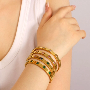 Poliertes Gold-Edelstahl-Armreif-Set mit bunten quadratischen Edelsteinen für Damen