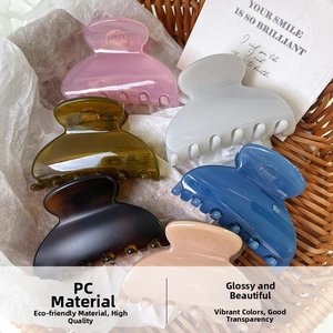 Set di sei mollette per capelli in PC colorate in un cesto per acconciature eleganti