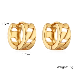 Detailansicht der goldfarbenen Gliederkreolen mit Maßen von 1,5 cm Höhe und 0,7 cm Breite