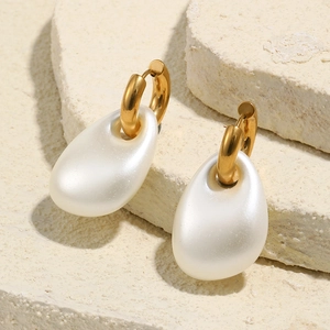 Fashionable matte 18K gold-plated drop earrings with irregular white acrylic pearls