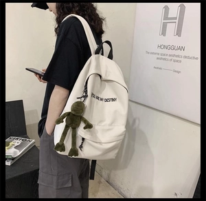 Sac à dos blanc minimaliste en nylon avec peluche de grenouille verte et sangles noires