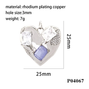 Detailansicht eines 18K vergoldeten Herzanhängers mit lila Zirkon und Rhodium-Akzenten