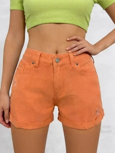 Pantaloncini di jeans arancioni a vita alta con orlo risvoltato e finitura consumata alla moda