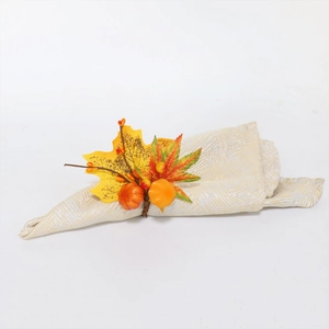 Détail de rond de serviette d'automne avec feuilles d'érable, citrouilles et baies
