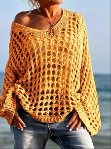Gros plan sur le cache-maillot en maille crochet jaune avec détail de texture alvéolée