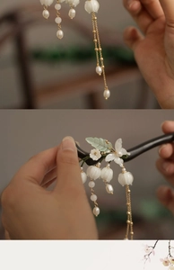 Détail de l'épingle à cheveux muguet avec perles blanches et gland de feuille verte
