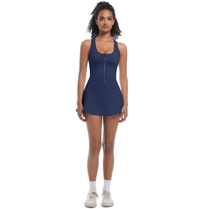 Vue détaillée de la robe de tennis bleu marine avec fermeture éclair avant et sans manches