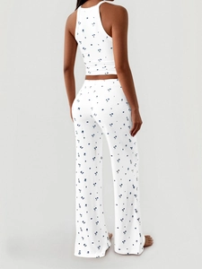 Ensemble de yoga en maille côtelée blanche à fleurs bleues, avec haut court et pantalon large