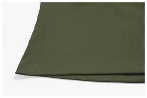 Vue macro de la tenue de yoga vert armée avec détail de l'ourlet à double aiguille précis