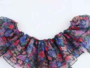 Detail von geblümten Organza-Stufen mit zarten violetten und rosa Blumendrucken