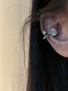 Dettaglio dell'ear cuff a doppio strato in argento con zircone scintillante