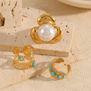 Set di anelli a fiore placcati oro 18k con perle e turchese su base in pietra naturale