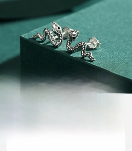 Makro-Detail von S925 Sterling Silber Schlangen-Ohrsteckern mit schwarzen Zirkon-Augen
