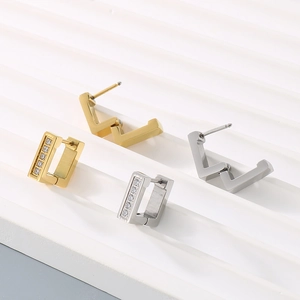 Boucles d'oreilles carrées dorées et argentées serties de zircons sur socle blanc