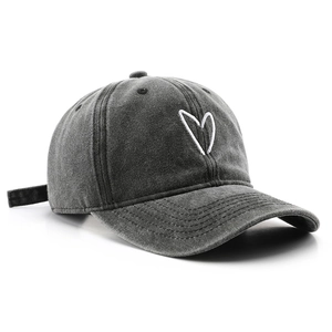 Graue Retro-Baseballkappe aus gewaschener Baumwolle mit Herzstickerei und Verstellriemen