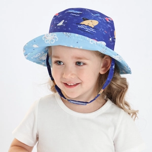 Détail du chapeau de soleil réversible pour enfant avec requins et jugulaire bleue