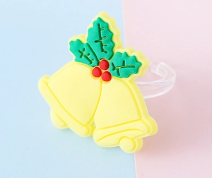 Nahaufnahme eines Weihnachtsrings für Kinder mit gelben Glocken und grünen Blättern