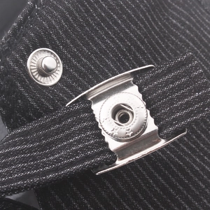 Gros plan sur la boucle métallique réglable et la sangle en coton rayé du béret