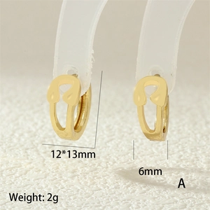 Macro detail of 18K gold horseshoe earrings with dimensions 12x13mm and zircon inlay