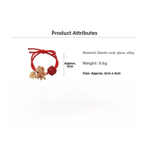Détail de l'élastique à cheveux rouge avec breloque cheval dorée et perle de cristal rouge