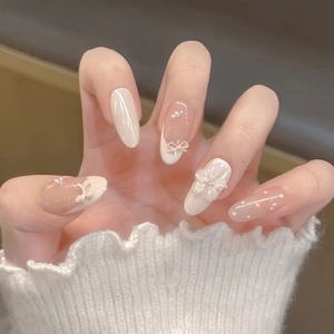 Cat-Eye-Drucknägel mit 3D-Schleifen, Blumen und Punkten in Nude- und Weißtönen