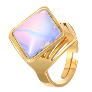 Détail macro d'une bague dorée ajustable ornée d'une grande pierre carrée irisante