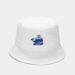 Dettaglio ricamo balena blu su cappello a secchiello in cotone bianco e cuciture