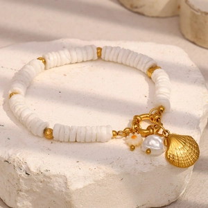 Détail du bracelet en perles avec coquillage doré, fleur et perle baroque