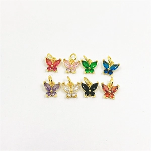 Pendentifs papillons élégants en laiton doré avec zircons colorés pour la bijouterie