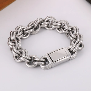 Dettaglio del bracciale a catena in acciaio al titanio con chiusura rettangolare