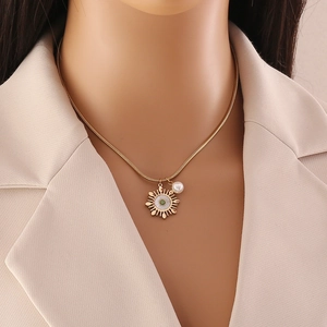 Collier pendentif soleil doré avec gemme verte et perle sur chaîne serpent pour femme