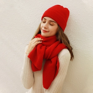 Set sciarpa e berretto in maglia rossa spessa da donna per l'inverno su una modella