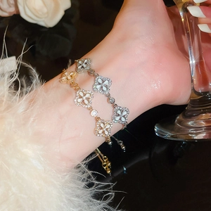 Details von Gold- und Silberarmbändern mit vierblättrigem Kleeblatt, Perlmutt und Zirkonen