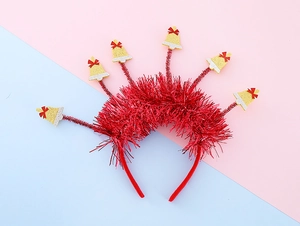 Détail d'un serre-tête de Noël rouge à paillettes avec cloches dorées et nœuds